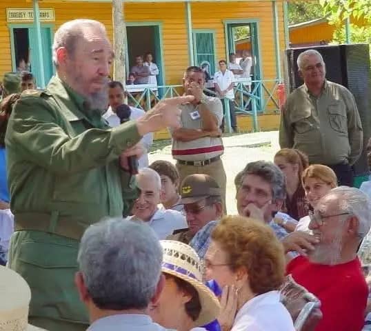 #Cuba 🇨🇺 Fidel estás hoy y siempre en nuestros corazones.

Eres luz,  guía, inspiración permanente para conquistar toda la justicia.
#FidelPorSiempre
#CienAñosConFidel 🇨🇺