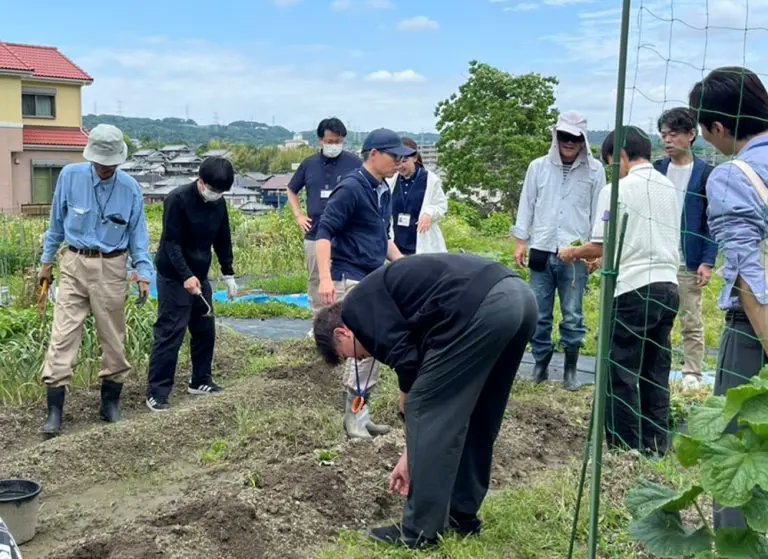 TASK（健康支援学生チーム）東生駒地域包括支援センターを見学！
kio.ac.jp/information/20…
コラボイベントを前に、センターの憩いの場づくりや健康増進を目的とした取り組みについて学習。見学後は畑活動にも参加し、地域の方々とも交流することができました。
#畿央大学 #TASK