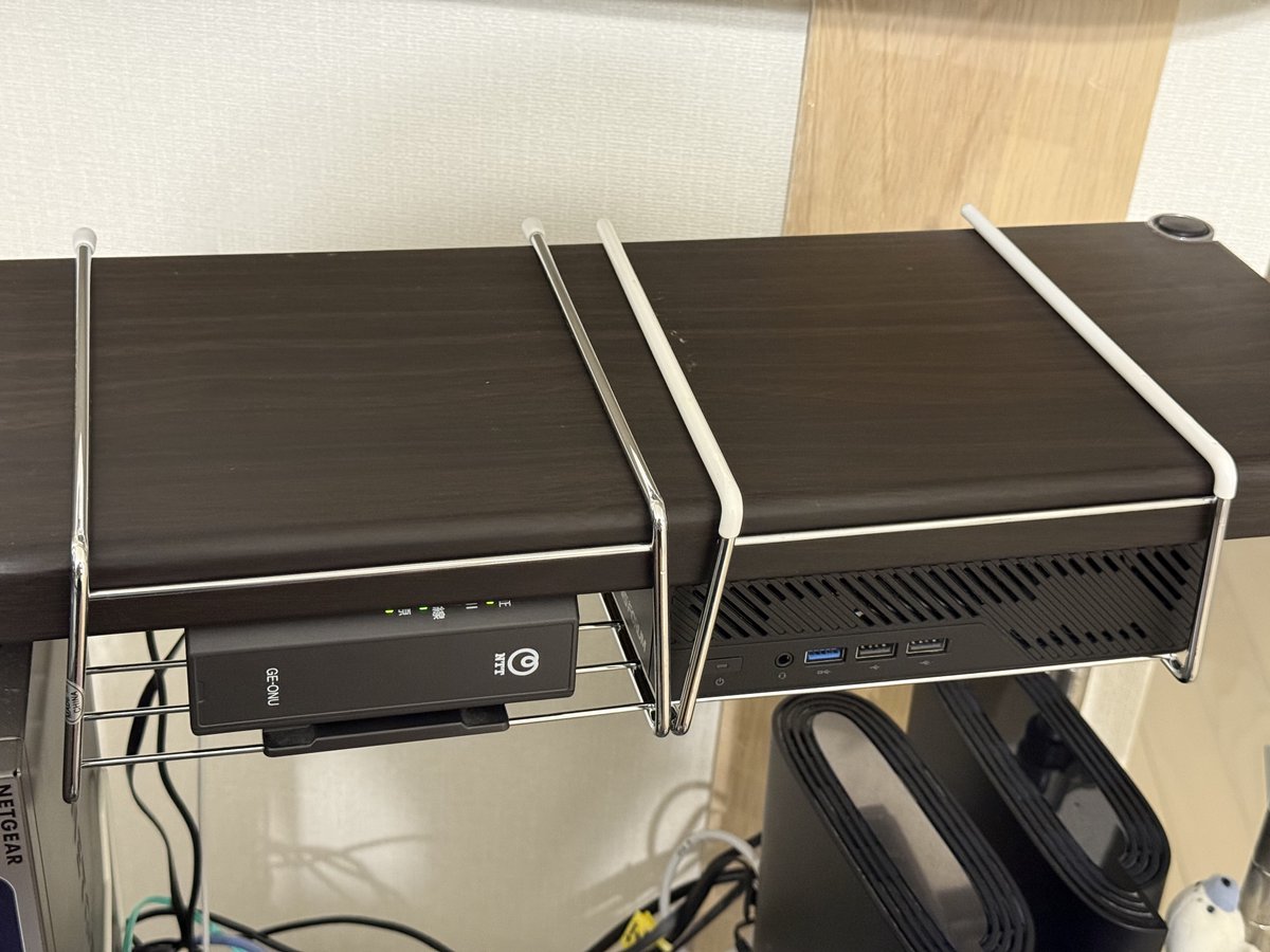 そしてStandard Productsで500円だった組み立てスチール棚が、ONUやMS-01の設置にめちゃ最適
普通に2段に重ねてもいける
まぁMS-01は埃の面から縦置きしたかったから採用しなかったけど