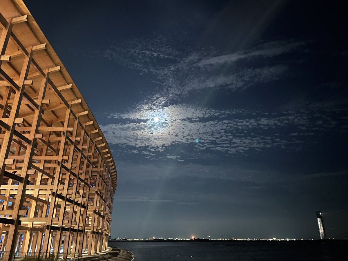 万博・日本館の展示「双鶴」は、連日多くの方に見ていただいています。夏休みは子供たちも多く、中には「コロコロコミック」を読んで、日本館にきてくれた子も！コロコロ偉大。コロコロに、「藻類スツール」を取り上げていただいて、ありがとうございます😊　万博も残り2ヶ月です。