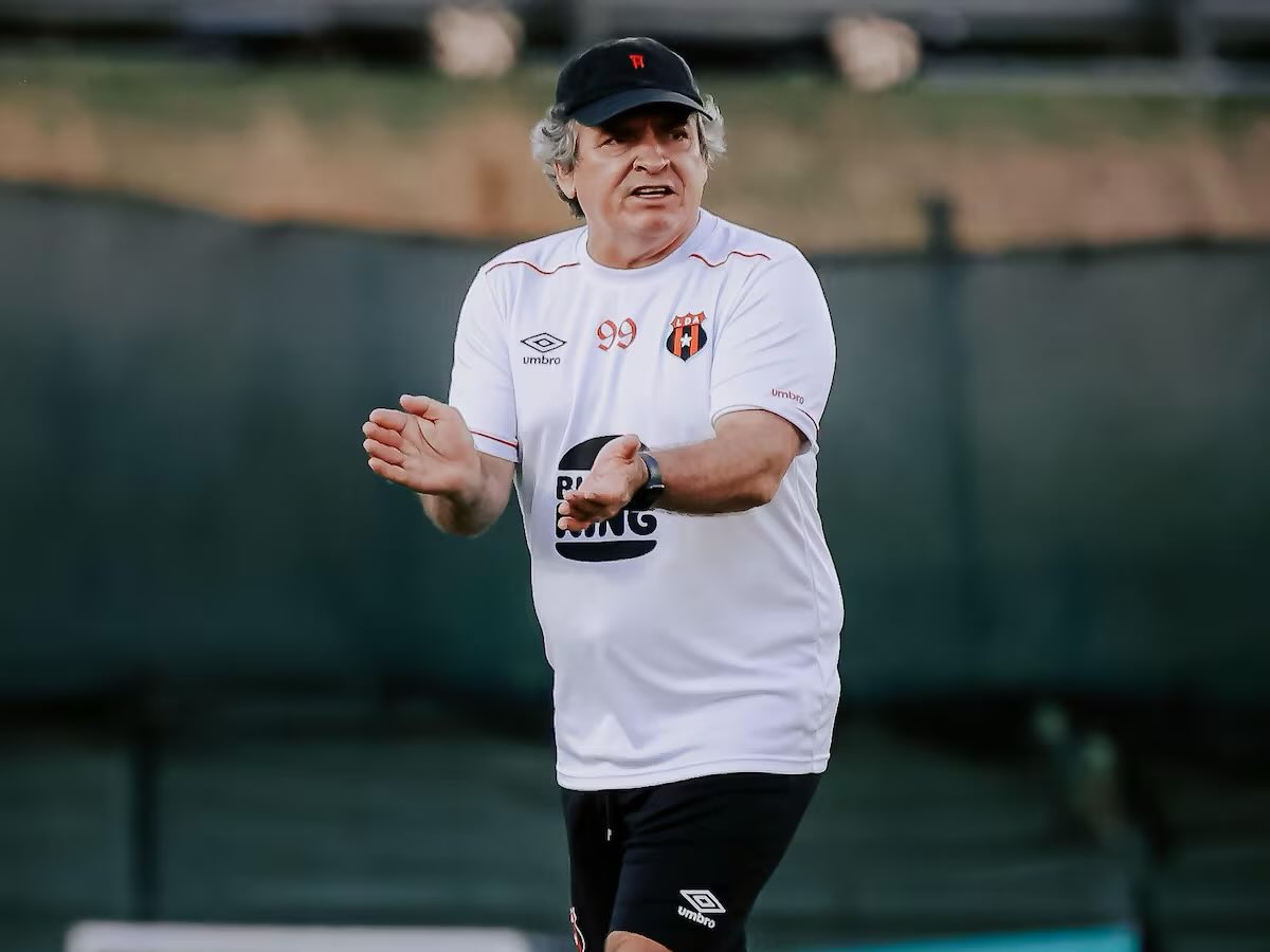 A uno de los centrales que ya no está en LDA, una vez lo felicitó por expulsarse en un clásico U21 y le dijo que nunca había que dejar que irrespetaran el escudo. Esto es solo un poco. Este señor es literalmente lo que necesitamos, entiende absolutamente todo de gran manera.

🦁