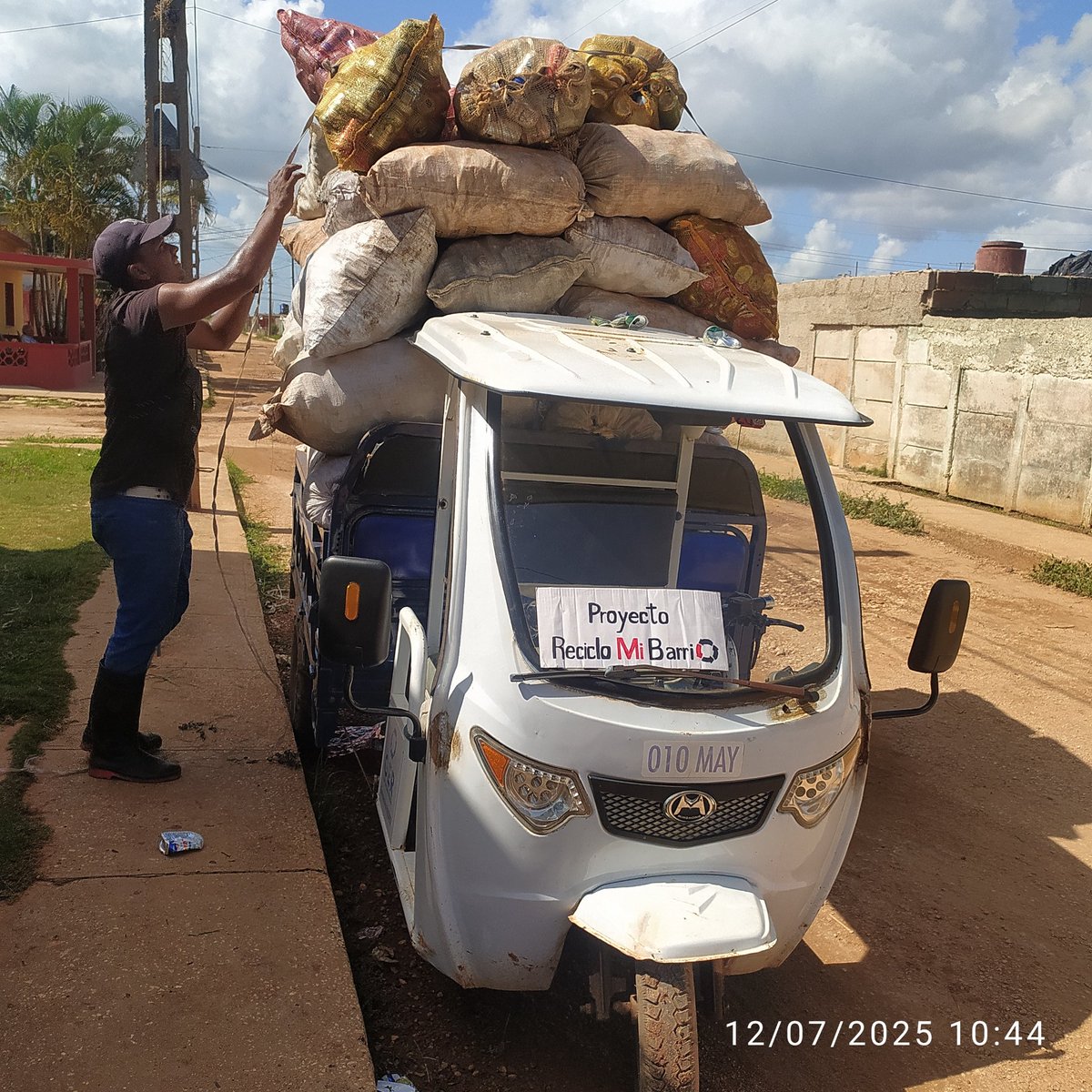 Dayana06071985's tweet photo. UEB-R Quivicán realiza RecicloMiBarrio en Consejo Popular Quivicán en saludo al natalicio de nuestro comandante en jefe Fidel Castro Ruz. #Mayabeque Recicla. #Aportamos Valores a la Economía del País ♻️ ♻️♻️ https://t.co/OFpAm9iQEt