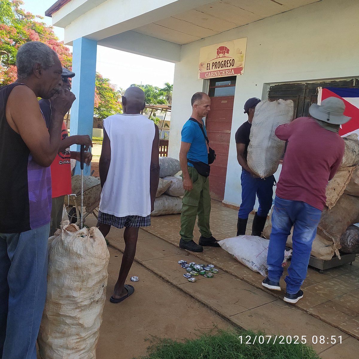 Dayana06071985's tweet photo. UEB-R Quivicán realiza RecicloMiBarrio en Consejo Popular Quivicán en saludo al natalicio de nuestro comandante en jefe Fidel Castro Ruz. #Mayabeque Recicla. #Aportamos Valores a la Economía del País ♻️ ♻️♻️ https://t.co/OFpAm9iQEt