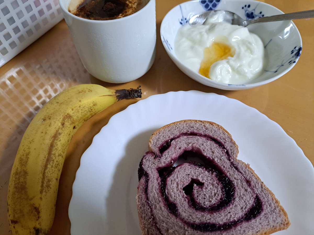 mosquitoos's tweet photo. This is Tuesday’s breakfast and lunch: a roll filled with blueberry jam, and a hamburger with prepared side-dish fillings.
#breakfast
#lunch
#Japan
#washoku
#blueberryjam
#hamburger https://t.co/MaID7hLNo7