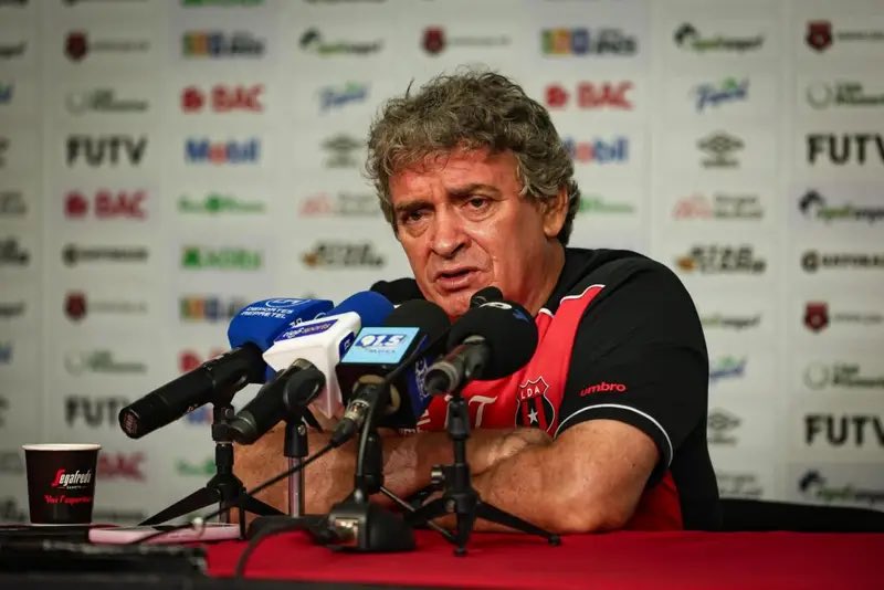 Yo estoy con el Macho al 100%

¿Para qué va a querer un 9 si le van a traer a alguien igual o peor que Toril, Tejeda o Blackburn? ¿O un 10 igual o peor que Falque o Menjívar? ¿O un extremo igual o peor que Góndola, Escalante o Canhoto?

🧵⬇️