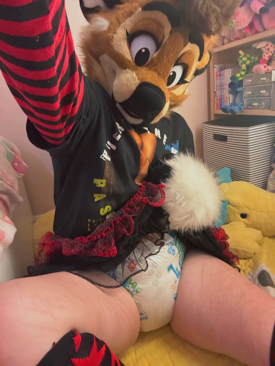 crinkle_butt's tweet image. having fun plus playing }:0)