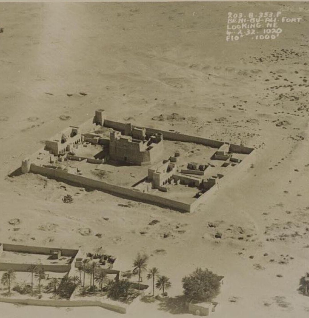 صورة قديمة من تصوير جوي من سلاح الجوي البريطاني وذلك في عام ١٣٥١ - ١٩٣٢م .. قبل ٩٠ سنة تقريباً .. وتظهر في الصورة (قلعه آل حموده) بولايه جعلان بني بو علي بـ سلطنة عمان ..