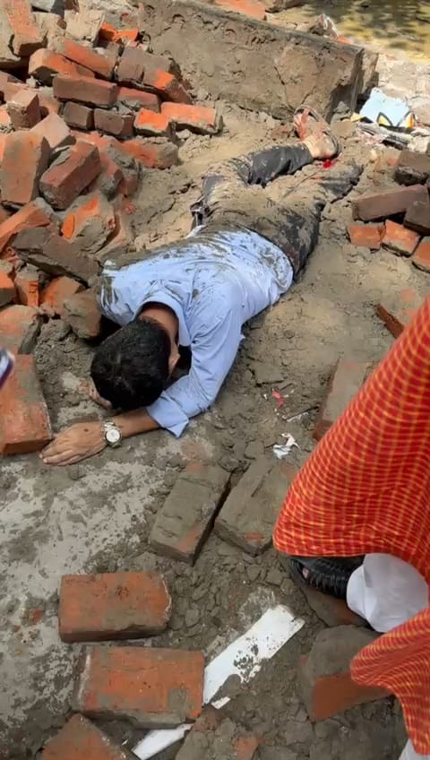 जर्जर दीवार गिरने से कांस्टेबल की मौत, तेज बारिश बनी वजह

गोरखपुर। कैंट थाना क्षेत्र के सिविल लाइन स्थित वन विभाग की जर्जर दीवार मंगलवार सुबह करीब 10 बजे अचानक भड़भड़ाकर गिर पड़ी। इस दौरान वहां से गुजर रहे 45 वर्षीय कांस्टेबल विक्रम प्रसाद यादव इसकी चपेट में आ गए और गंभीर रूप से