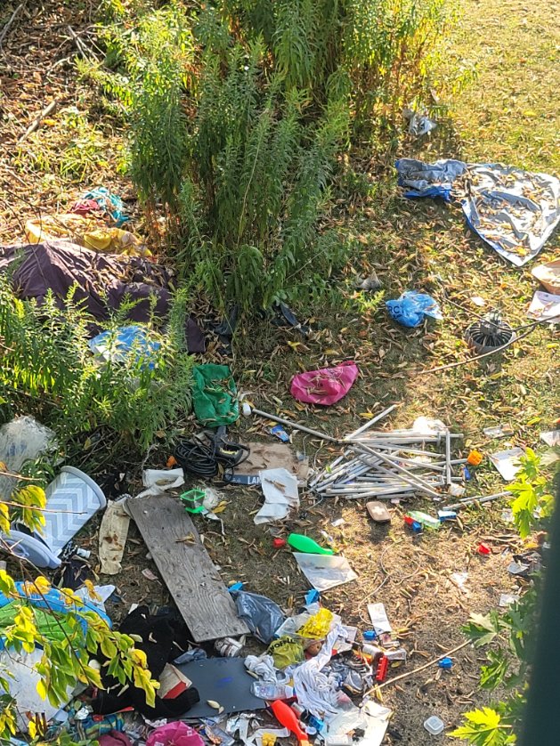 Valery_K_Rose2's tweet photo. @311Toronto See attachd pics taken walking south on Sunnyside Bridge ovr Gardiner Expressway going towards beach+go down 2cross at light. Some1 dumped alot of garbage under bridge on City property (near Palais Royale parking lot). Been thr4weeks.Cleanup team req'd https://t.co/OPrOBDz5u5
