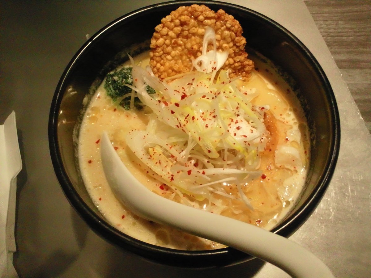 2012年カフェかと思って1人で入ったらラーメン屋でしたw
ここで衝撃的な一杯　シロノソラに出会いました。
このスープにごはん入れてリゾットにしたら美味しいだろなぁ🤤と思ったら、器の底からご飯出てきて衝撃！今もこれを超える一杯を探し求めてます。これからも美味しいものを作り続けてください。