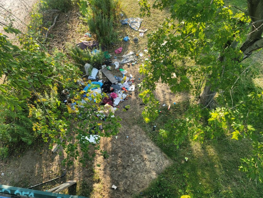 Valery_K_Rose2's tweet photo. @311Toronto See attachd pics taken walking south on Sunnyside Bridge ovr Gardiner Expressway going towards beach+go down 2cross at light. Some1 dumped alot of garbage under bridge on City property (near Palais Royale parking lot) 4weeks.Cleanup team req'd https://t.co/IN6JSq1R2O
