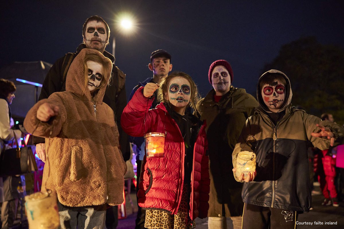 【#ハロウィーン について 5】
ケルト人は、サウィンにはこの世とあの世の境目が近づき、「プーカ」と呼ばれる妖精や魂が現世を訪れると信じていました🪦 やってくる悪霊から身を守るために変装をしたのが、ハロウィーンの仮装の原点です。 

 #ハロウィーン発祥の地 #HomeofHalloween