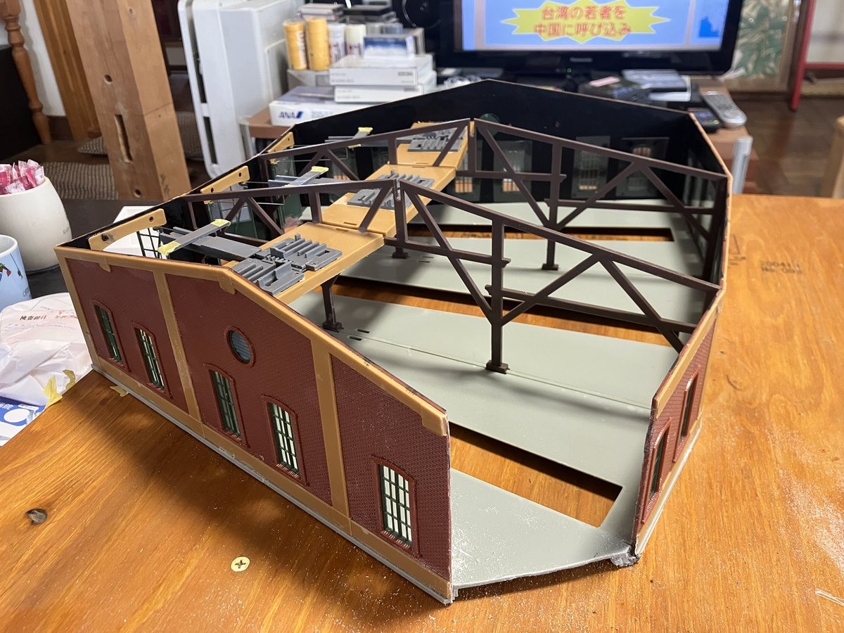 Vocal_1997's tweet photo. 線路と干渉する車庫の角を思い切って切断しました。その際、この道具がとても役に立ちます。
#鉄道模型
#FALLER https://t.co/5As0fbZNOX