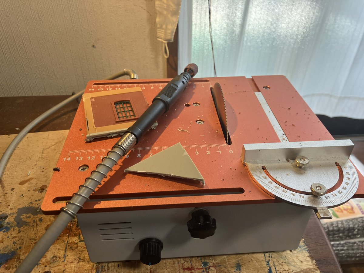 Vocal_1997's tweet photo. 線路と干渉する車庫の角を思い切って切断しました。その際、この道具がとても役に立ちます。
#鉄道模型
#FALLER https://t.co/5As0fbZNOX