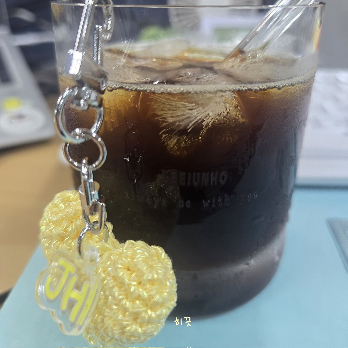 hkj_Le2jh's tweet image. &amp;lt;🫧 800일 기념🎉&amp;gt;
겸  곧🤭) 이준호 소속 기념 이벤트

✨️첫 이준호 소속✨️ 기념 이벤트 하려고 준비했으나 모집 공지 까지 기다리지 못하고 일단 뭐라도 걸고🤭 작은 나눔 열어 봅니다😊

제가 즐겨 쓰는 잔 브랜드에 각인해 맞춘 온더락잔 이에요.
특별한 굿즈는 아니지만 실생활에서 두루두루