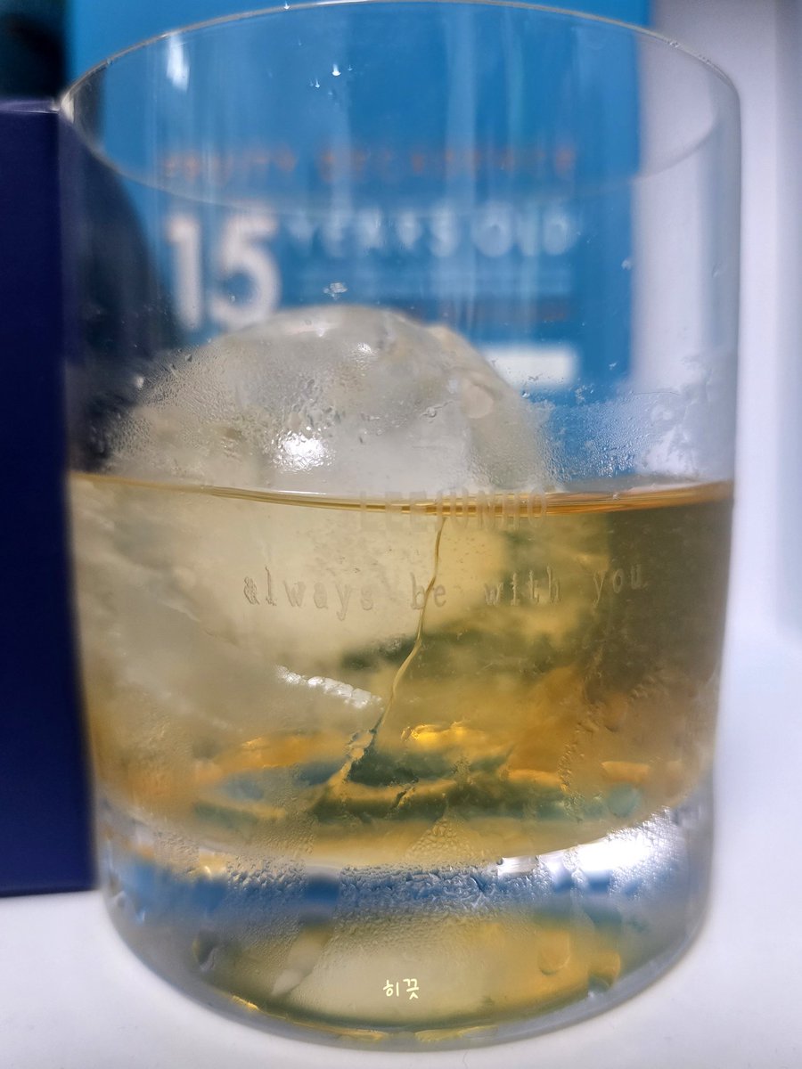 hkj_Le2jh's tweet image. &amp;lt;🫧 800일 기념🎉&amp;gt;
겸  곧🤭) 이준호 소속 기념 이벤트

✨️첫 이준호 소속✨️ 기념 이벤트 하려고 준비했으나 모집 공지 까지 기다리지 못하고 일단 뭐라도 걸고🤭 작은 나눔 열어 봅니다😊

제가 즐겨 쓰는 잔 브랜드에 각인해 맞춘 온더락잔 이에요.
특별한 굿즈는 아니지만 실생활에서 두루두루