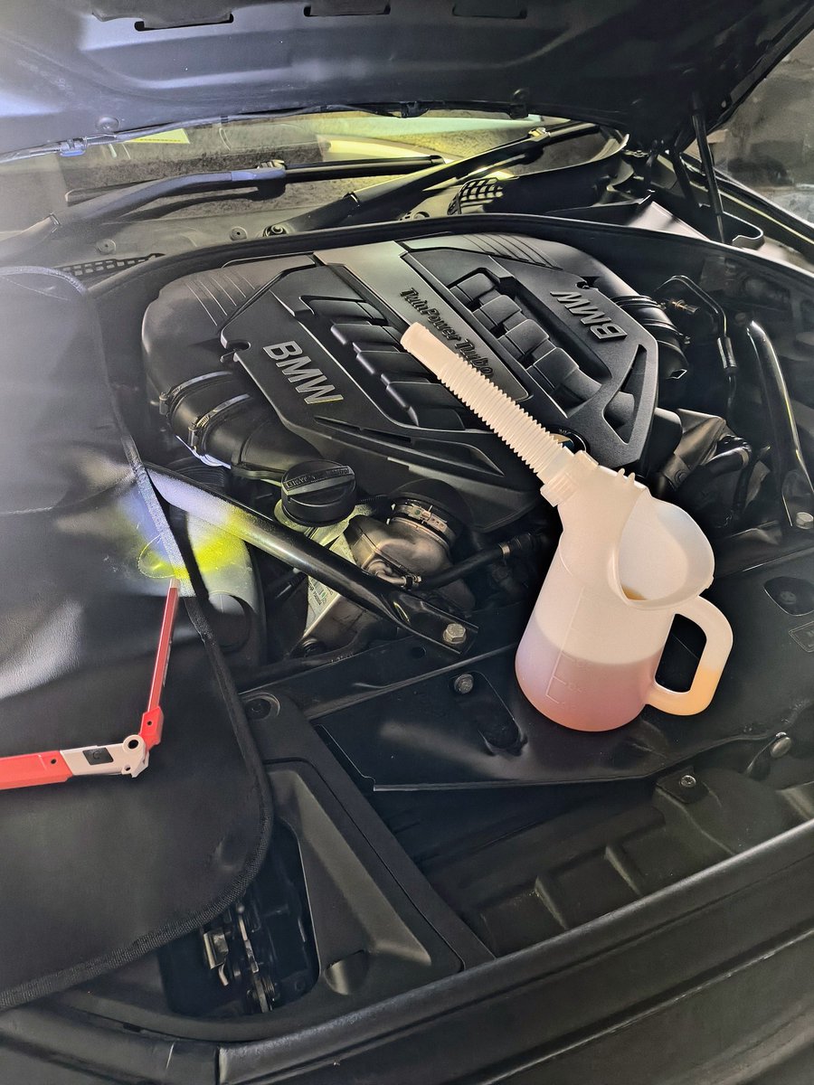 egocuro_f10_550's tweet image. My N63 just passed 100,000km and still runs like a dream. Uses about 1L of oil every 5,000km, which isn’t bad at all. It’s been crazy hot in Japan—last time I topped up, the oil was already 35°C in the bottle 😅

#BMWLife #N63Engine #F10Gang #BMWJapan #StillSmooth #BMWThings