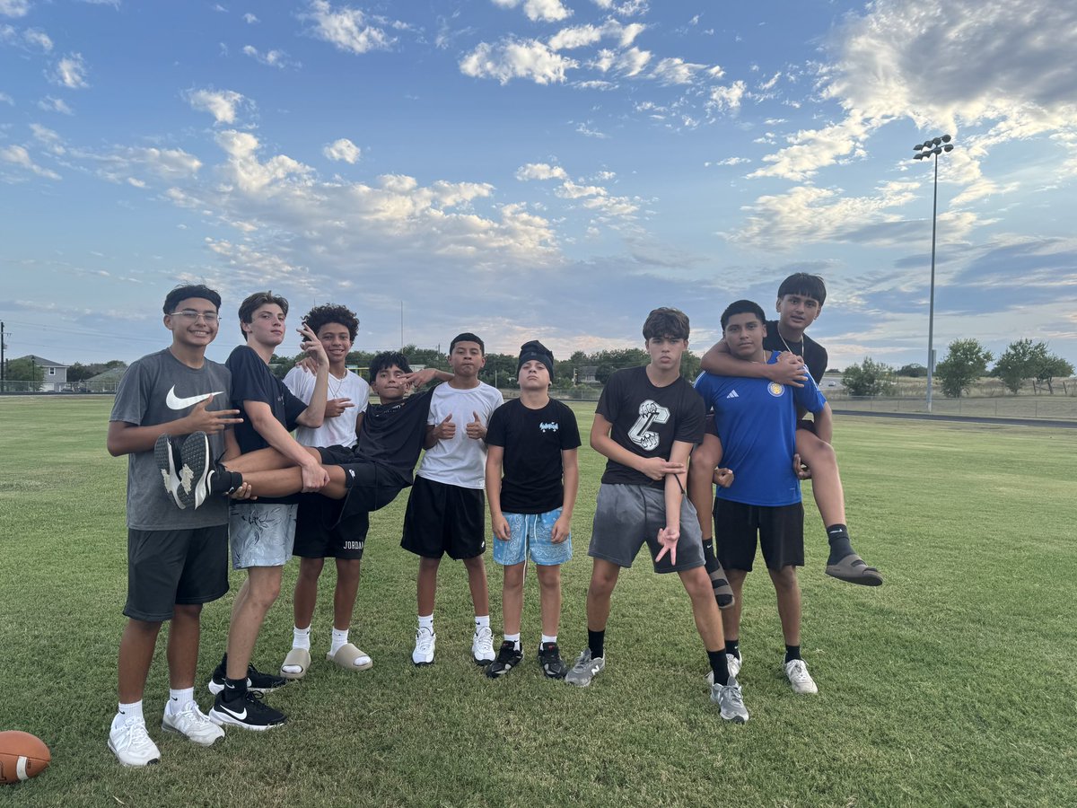 willandersonpv's tweet photo. We enjoyed our final run club of the summer this evening! We capped off the workout with popsicles &amp; water balloons! A special thank you to @LehmanLobosAth coaches Bridgewater, Tuttle, Guerrero, Barrett, and Yates for joining us! #CougarPride 🏃‍♂️🐺 https://t.co/7wFsbfGSDi