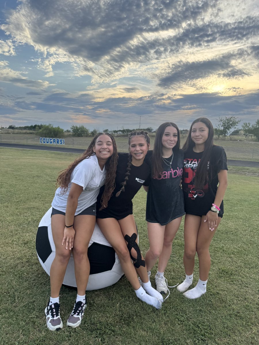 willandersonpv's tweet photo. We enjoyed our final run club of the summer this evening! We capped off the workout with popsicles &amp; water balloons! A special thank you to @LehmanLobosAth coaches Bridgewater, Tuttle, Guerrero, Barrett, and Yates for joining us! #CougarPride 🏃‍♂️🐺 https://t.co/7wFsbfGSDi