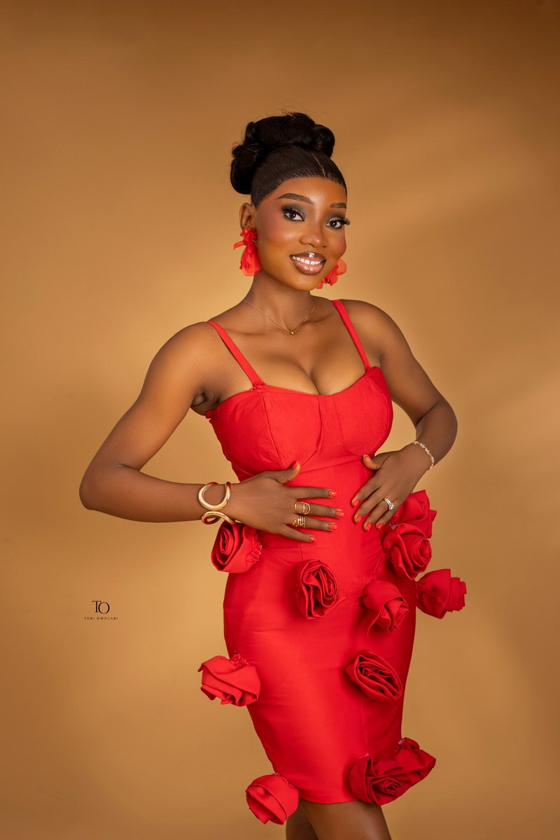 Oluwakehmi's tweet photo. It was my birthday few days back and I’m obsessed with this outfit I made 😫❤️ #ibomairlines #InternationalYouthDay #ComfortEmmanson #JuniorMarkFanconD1 https://t.co/d7455rHgCc