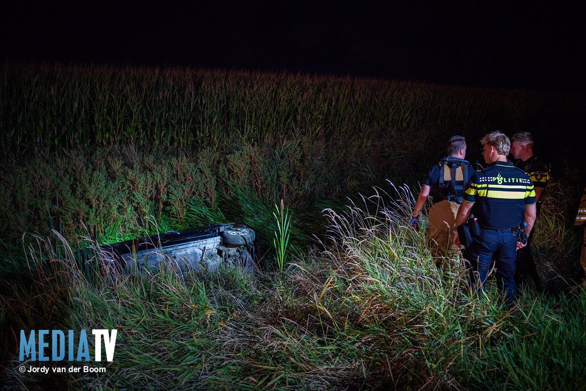 Bestuurder te water geraakt op de Drieeëndijk in Heenvliet