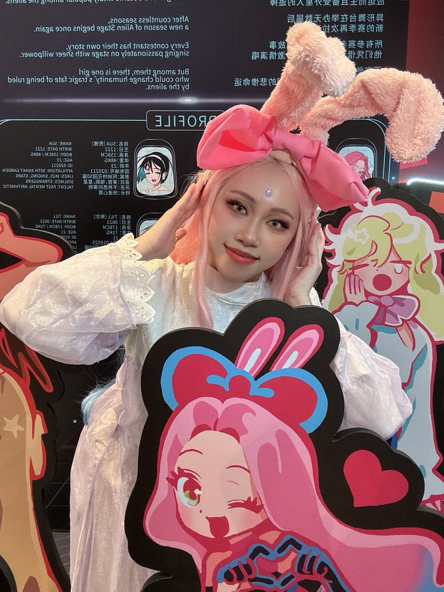 nnakooo__'s tweet photo. attended alien stage’s first anomaly party in 🇲🇾 as r5 mizi w/ bunny ears! 🫶🏻

it was so fun to experience everything irl aaaa my wallet went blink gone tho esp with the exclusive phone charms 

[tags] 
#alienstage #alienstagemizi #alienstagecosplay #alienstagemizicosplay https://t.co/RRCKZe41YM