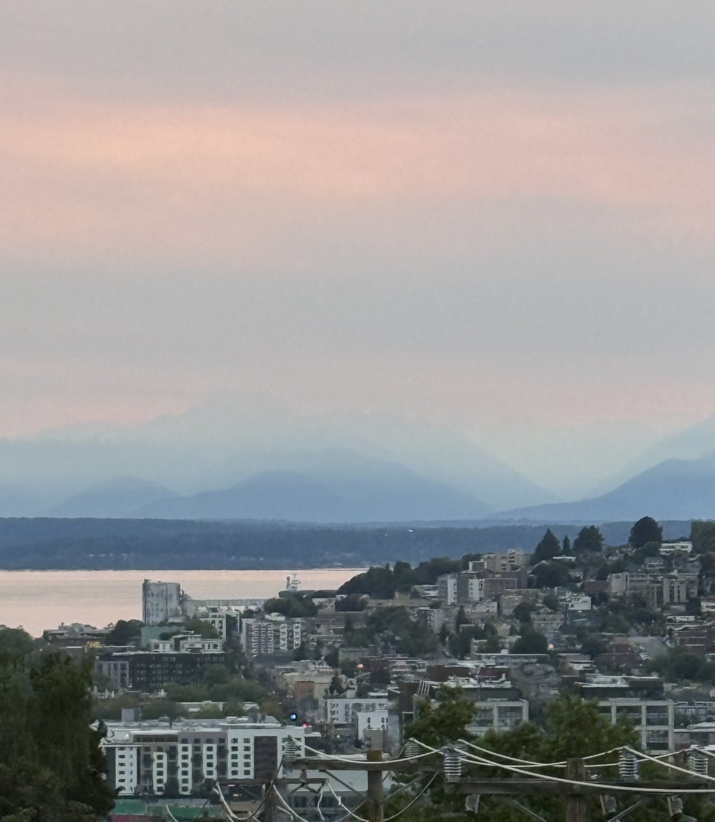Beautiful smoky mountains at dusk in Seattle #BearGulchFire <a href="/KSeattleWeather/">Seattle Weather Blog</a> <a href="/NWSSeattle/">NWS Seattle</a>