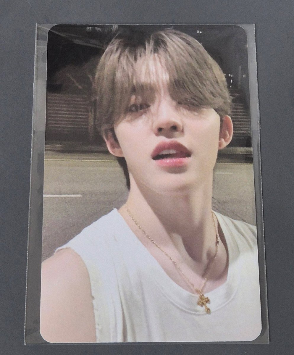 fleurshani's tweet photo. ini mereka pake baju sama kah? bajunya di bagian ketek sama sama robek 😭😭 https://t.co/EMqc1XIusr
