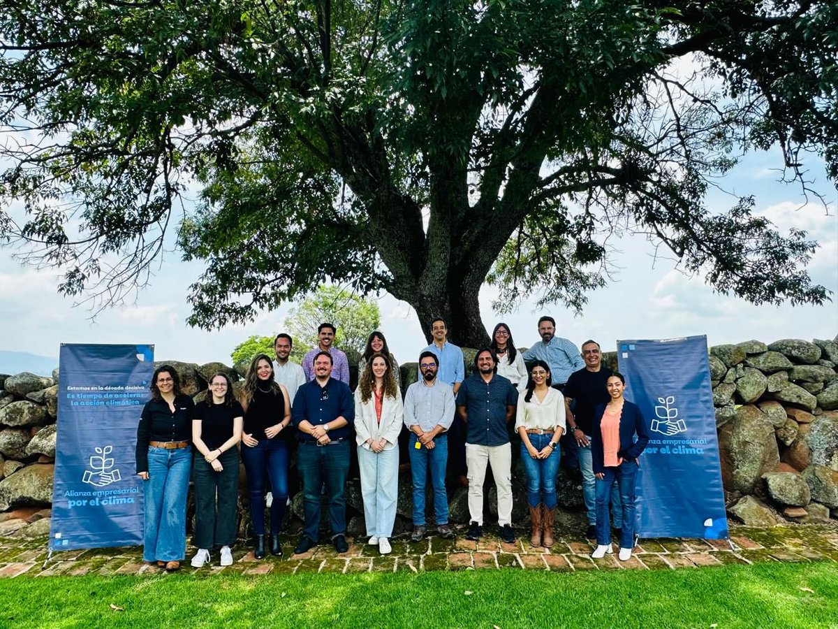 AlianzaExClima's tweet photo. 🌐✨ Hoy, junto a Manto y el Comité Consultivo de Empresas, avanzamos en nuestro sociograma para fortalecer la Alianza Empresarial por el Clima.

Gracias a Diageo, Sofía Hernández, @SedecoJalisco y @SemadetJal por su apoyo y compromiso. 💚

#AlianzaEmpresarialPorElClima https://t.co/G64YZTitG1
