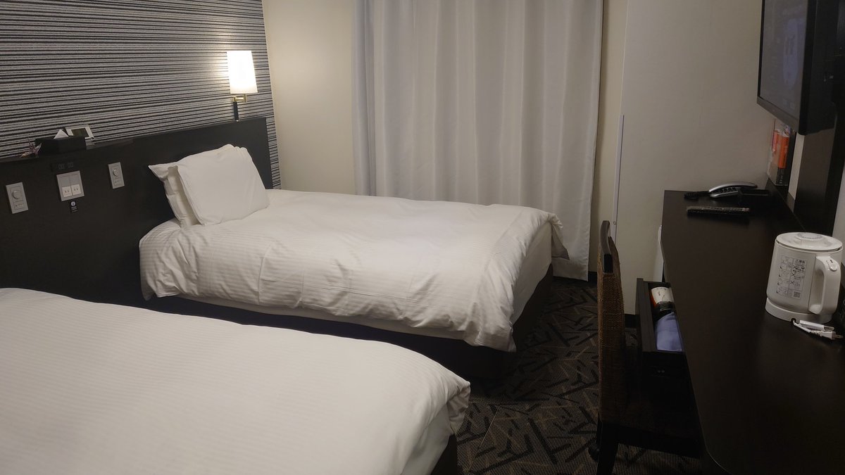 お盆の期間なのに安かったのでアパホテルの幕張でおこもりステイ😁ホテルの中は混雑してたけど3ヶ所の大浴場も入れたし素泊まりで朝食はつけなかったけどリフレッシュステイになってよかった😆【アパホテル＆リゾート東京ベイ幕張】