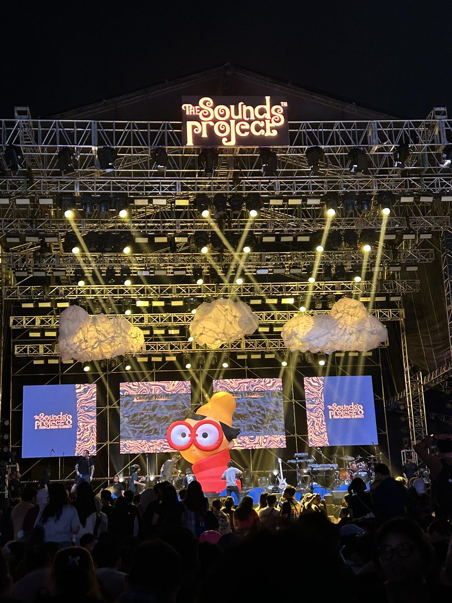 selfidwiiii's tweet photo. Orang Surabaya yang nonton Honne di Jakarta, padahal di Surabaya juga ada Honne. Gatau kenapa lebih suka vibe konseran di Jakarta. Ke tsp sebenernya yang bener-bener pengen di tonton ya cuma setia band dan kangen band doang tapi karena ada elijah,real friend,fur,honne yauda gas https://t.co/Xmw5e8eAe2