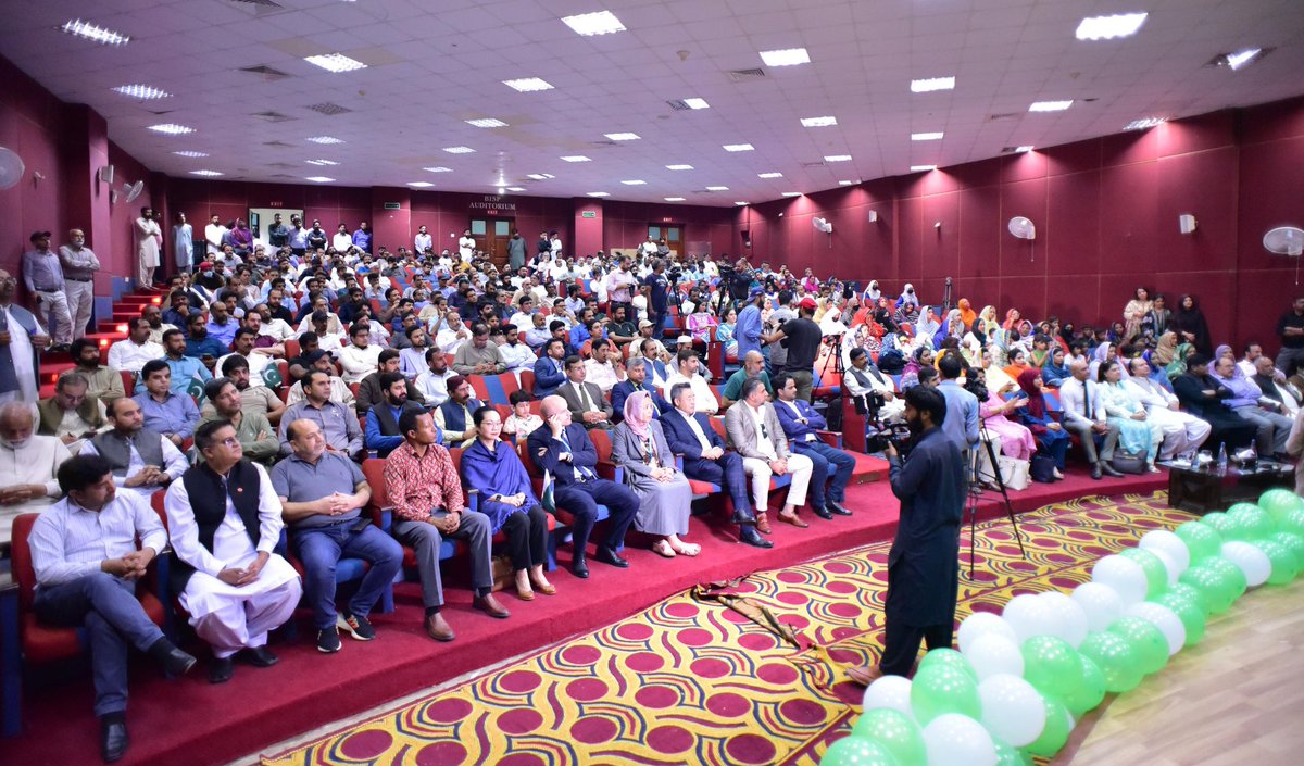 78ویں یومِ آزادی اور "معرکۂ حق" کی یادگار تقریب چیئرپرسن بی آئی ایس پی سینیٹر روبینہ خالد نے سیکرٹری، ایڈیشنل سیکرٹری، ترقیاتی شراکت دار، پارٹنر بینکس کے نمائندگان، بی آئی ایس پی افسران، بینیفشریز اور ان کے بچوں کے ساتھ جشنِ آزادی کا کیک کاٹ کر خوشی کے لمحے شیئر کیے۔