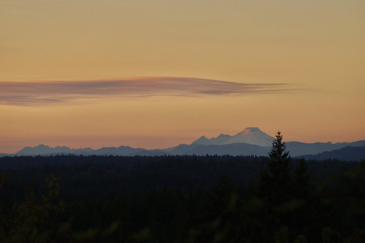 Smoke plume from a wildfire on Vancouver Island is now over Mount Baker #wawx #bcwx
