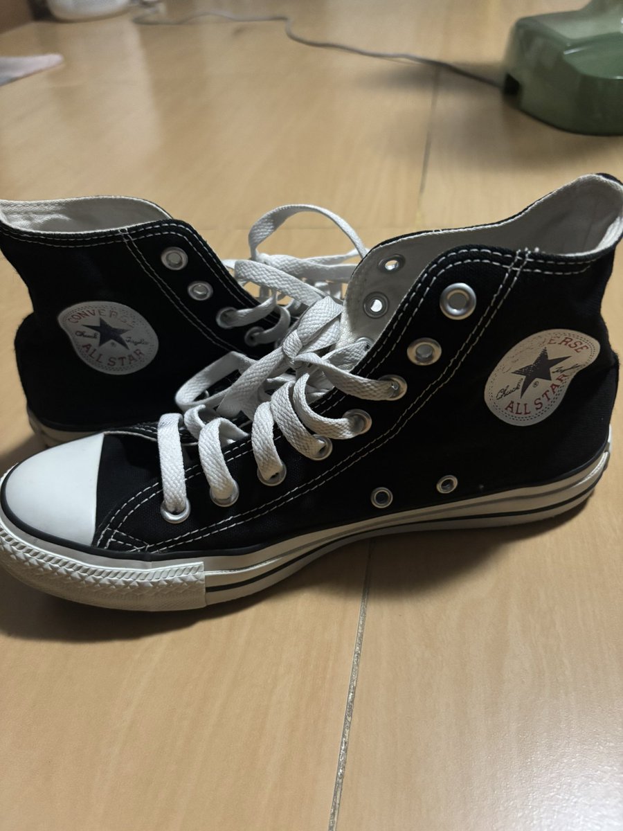 ส่งต่อรองเท้ามือ 2 คับ
Size 39 
สภาพตามการใช้งาน ตำหนิตามในรูปเลยคับ
ราคา 450 รส. 
ทางร้านที่ซื้อมาบอกว่าเเท้คับ 
สนใจดูรูปเพิ่มเติมได้คับ
#รองเท้ามือสองของแท้ #รองเท้ามือสอง #converse #ส่งต่อรองเท้ามือสอง #ส่งต่อเครื่องสําอาง #ส่งต่อเสื้อผ้ามือ2 #ส่งต่อconverse #ส่งต่อรองเท้า