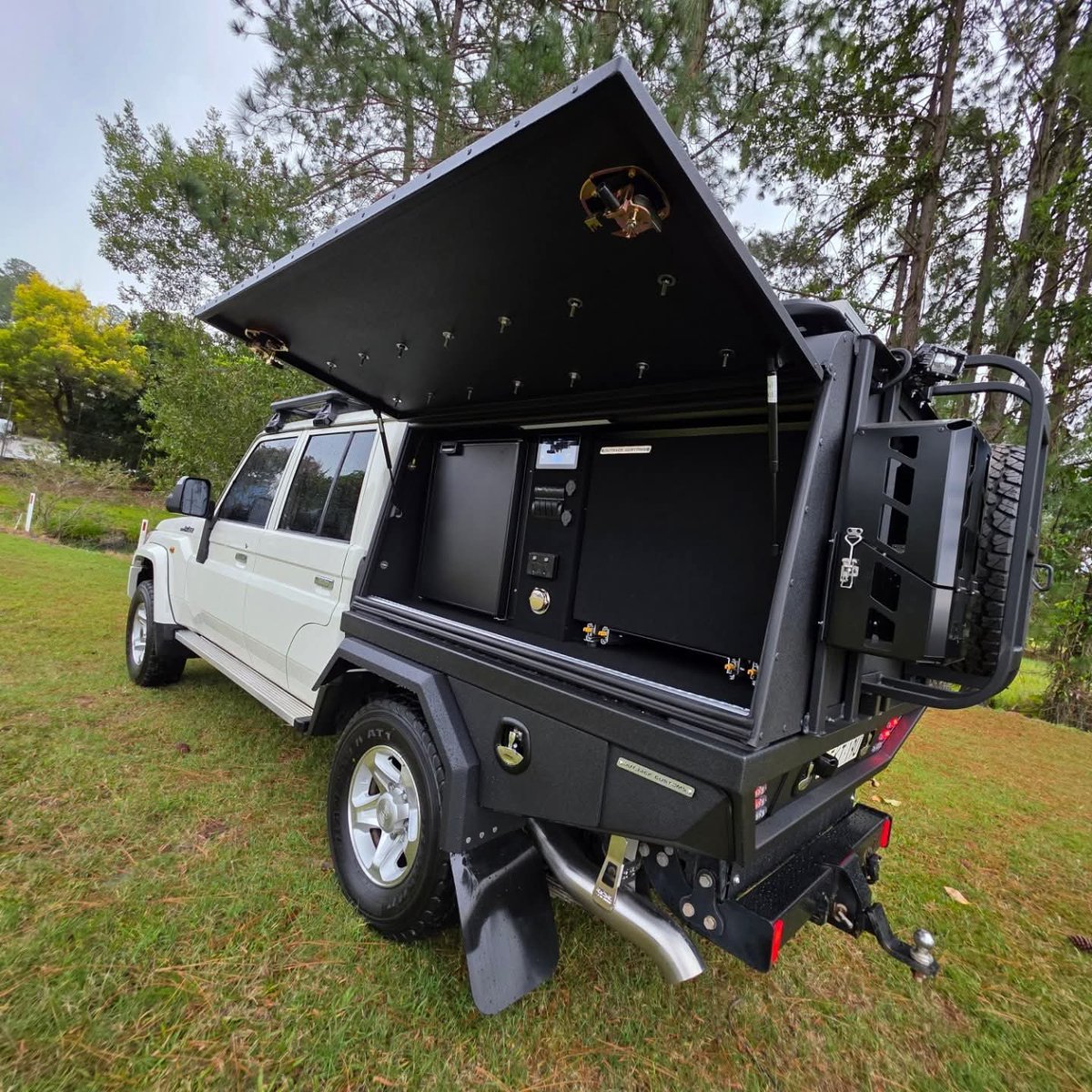 JaMtoka's tweet photo. Hapo fipi? #Toyota #LandCruiser #VDJ79R

© Outback Customs, Australia 🇦🇺 https://t.co/SlRZf3PmsQ