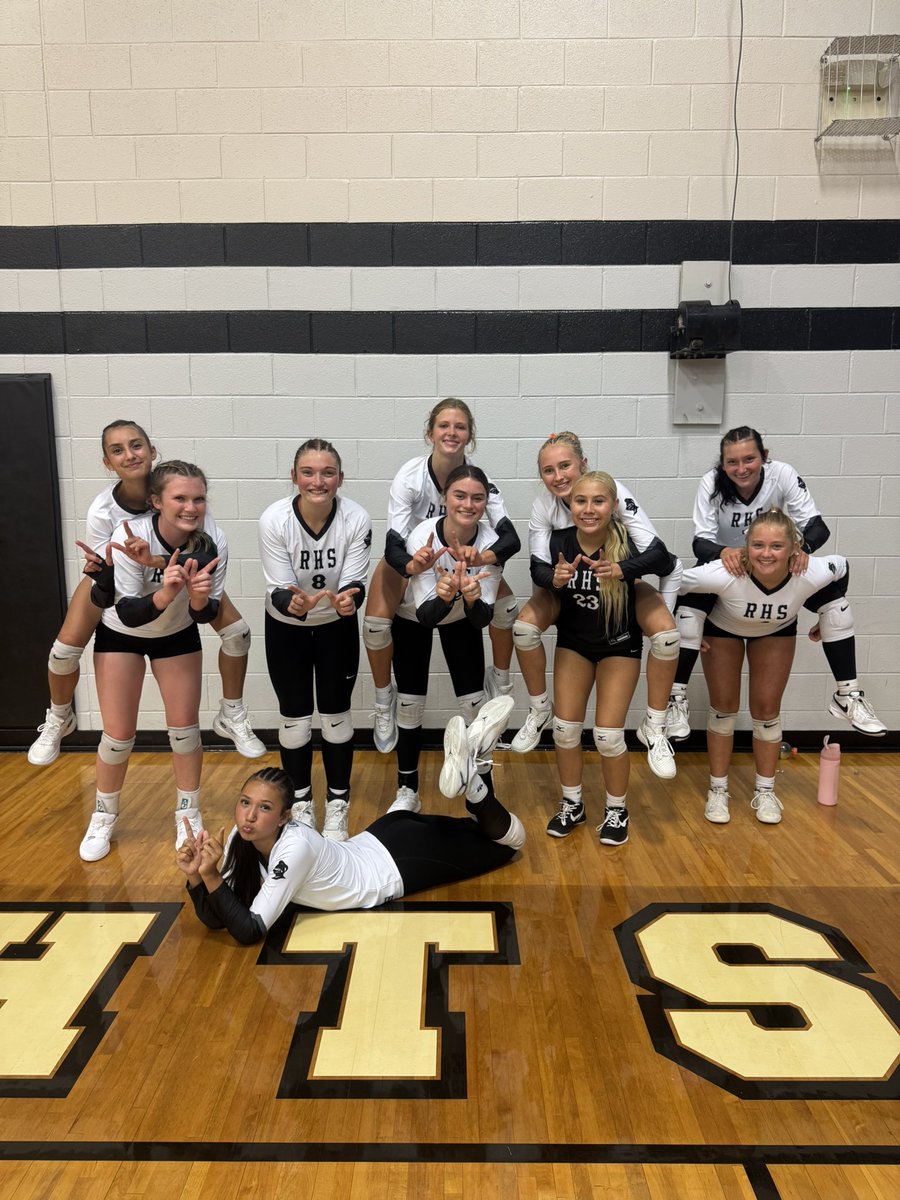 KevinHensleyCVN's tweet photo. The #Robbinsville #LadyKnights (2-0) sweep the Blue Ridge Lady Bobcats (0-1) in their home opener: 5-25, 14-25, 15-25. #SMCVB #LSMCVB #NCHSAAVB https://t.co/40OCKM96vc