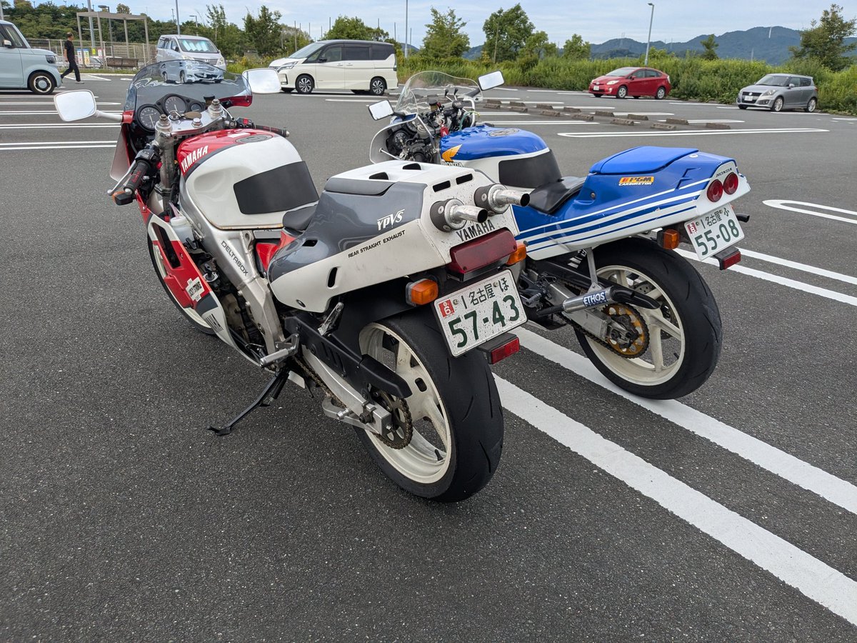 macchi_tetsu's tweet photo. どっちもオレのバイク🏍 https://t.co/YRc5ZWw7GG