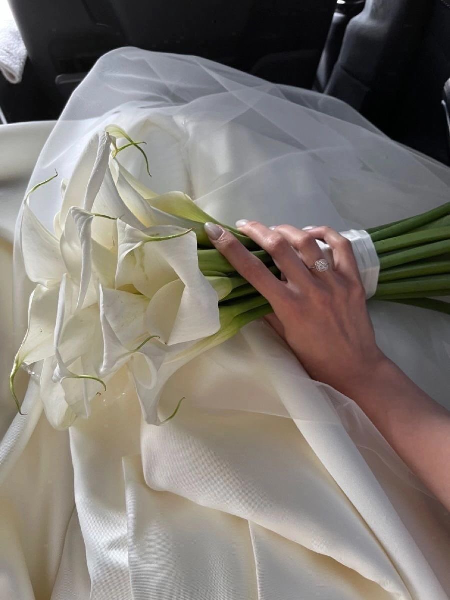 i3Moment's tweet photo. White calla lilies https://t.co/ZgNz8QDSy2