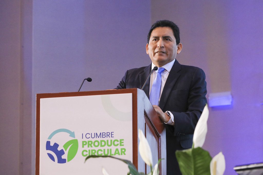 MINPRODUCCION's tweet photo. #NotaDePrensa | ♻️ ¡La economía circular está en marcha! En la I Cumbre #ProduceCircular, el viceministro de Mype e Industria participó en el panel “Economía Circular y Comercio: Abriendo fronteras para el Perú en los mercados globales”, donde resaltó que la nueva Hoja de Ruta al 2030 promoverá innovación, modernización y eficiencia en el uso de recursos, fortaleciendo capacidades, mercados y financiamiento para MYPE e industria.