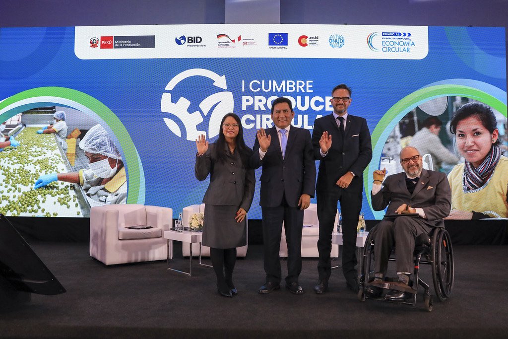 MINPRODUCCION's tweet photo. #NotaDePrensa | ♻️ ¡La economía circular está en marcha! En la I Cumbre #ProduceCircular, el viceministro de Mype e Industria participó en el panel “Economía Circular y Comercio: Abriendo fronteras para el Perú en los mercados globales”, donde resaltó que la nueva Hoja de Ruta al 2030 promoverá innovación, modernización y eficiencia en el uso de recursos, fortaleciendo capacidades, mercados y financiamiento para MYPE e industria.