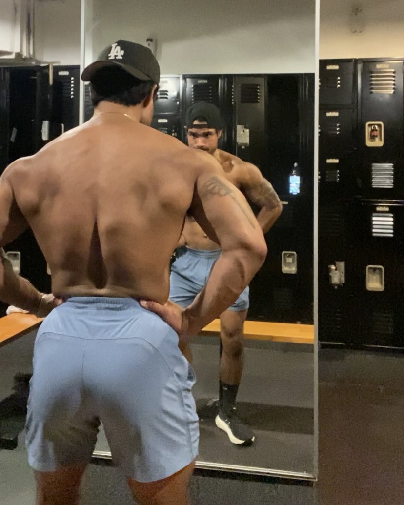new lifting grounds, everyone here is massive and it makes me wanna drink some magic hyper muscle growth serum where it even makes my diq and balls obscenely large…

😮🧪⚗️💉💥🦍