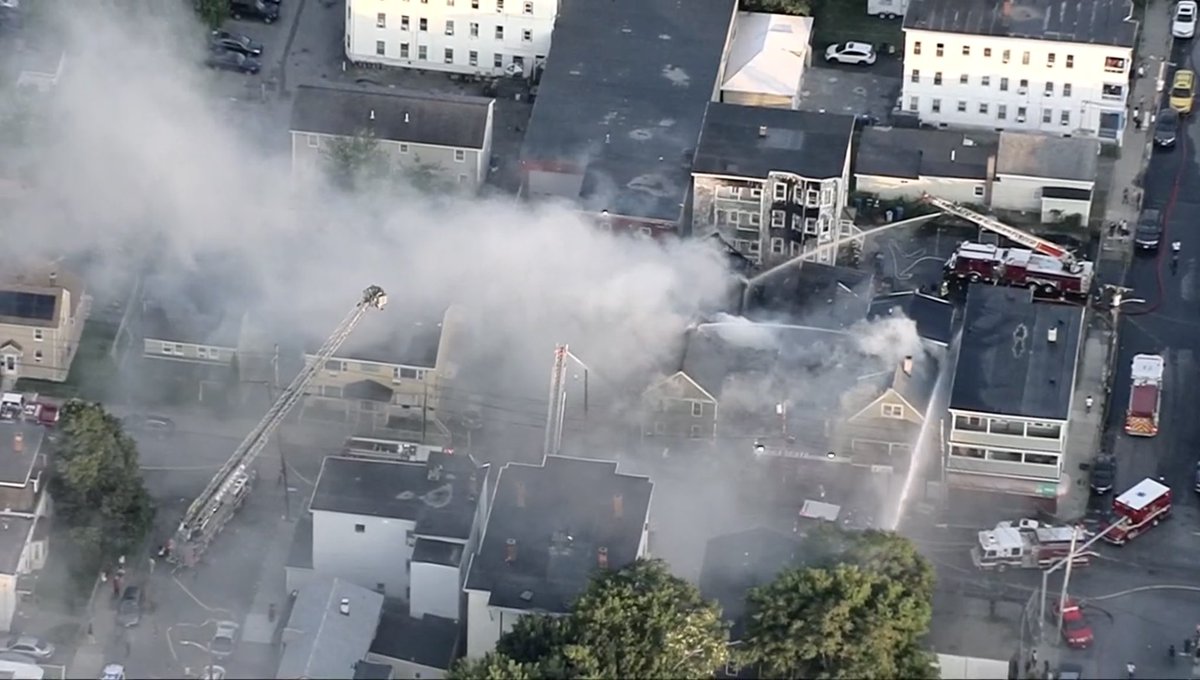 pain24seven's tweet photo. LAWRENCE
5th Alarm Fire 🔥
Lowell Street
#LawrenceMA #LawrenceFire https://t.co/bs0KuhOUey