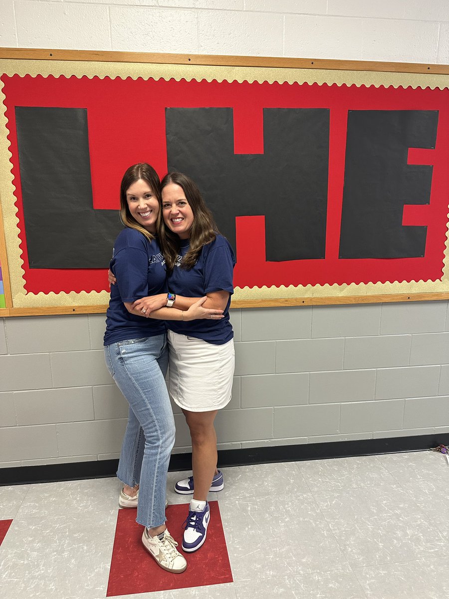 its_morgancave's tweet photo. #RISDFirstDay, volume 21! Dropped my kids off at a new school, the same one where I started as a new teacher in 2005 💙🖤🤍, and then headed over to @wildcatslhe ❤️🖤🤍to support the best! @emilygruninger https://t.co/XHD9cRO5Zr