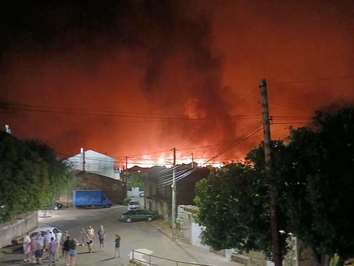 <a href="/Incendiosgalic1/">Incendios galicia</a> Medeiros (Monterrei) ás 00:15, na cima do monte de Vilaza