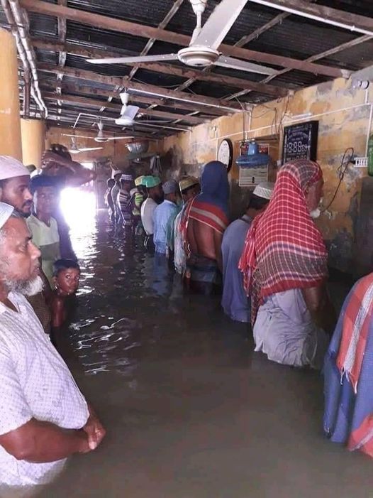 Muslims Praying in flooded Mosque 😲