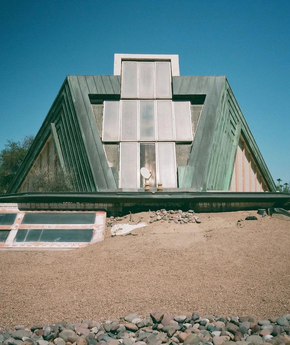 luusssso's tweet image. The House of the Future by architect Charles Schiffner
Ahwatukee, Arizona (1970)