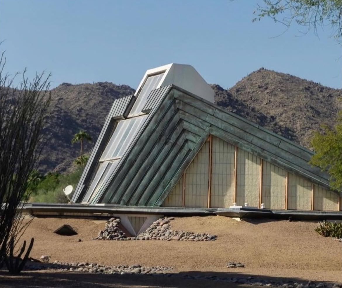 luusssso's tweet image. The House of the Future by architect Charles Schiffner
Ahwatukee, Arizona (1970)