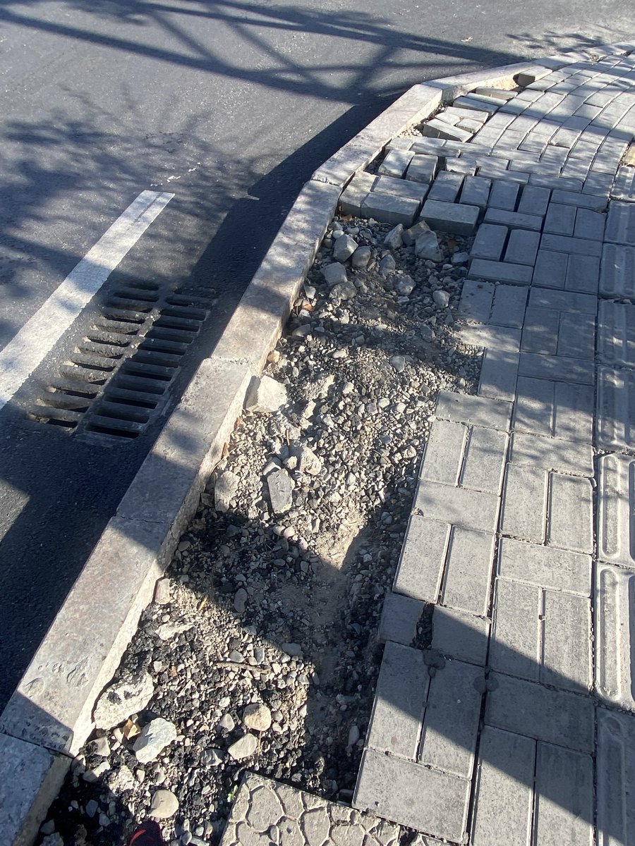 Яая гд бдымбээ.UB чинь балгас болж дууслаа.Гараад алхахад үглэхгүй явах арга алга😑Би энэ өглөө алхдагаасаа болж нэг л өдөр мидрэл муудна шүү