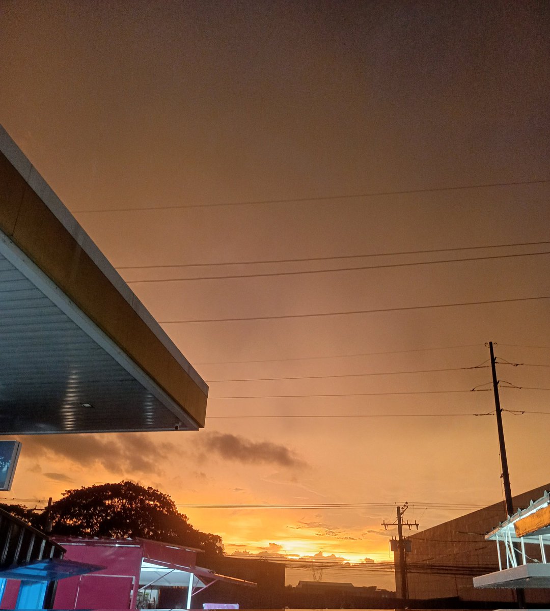 DadeeJake's tweet photo. Sumacab Este kahapon. 

Mapapakanta ka na lang talaga ng kahel na langit by Maki LOL

#altercabanatuan 
#alternuevaecija https://t.co/LpdA13Q2Zu