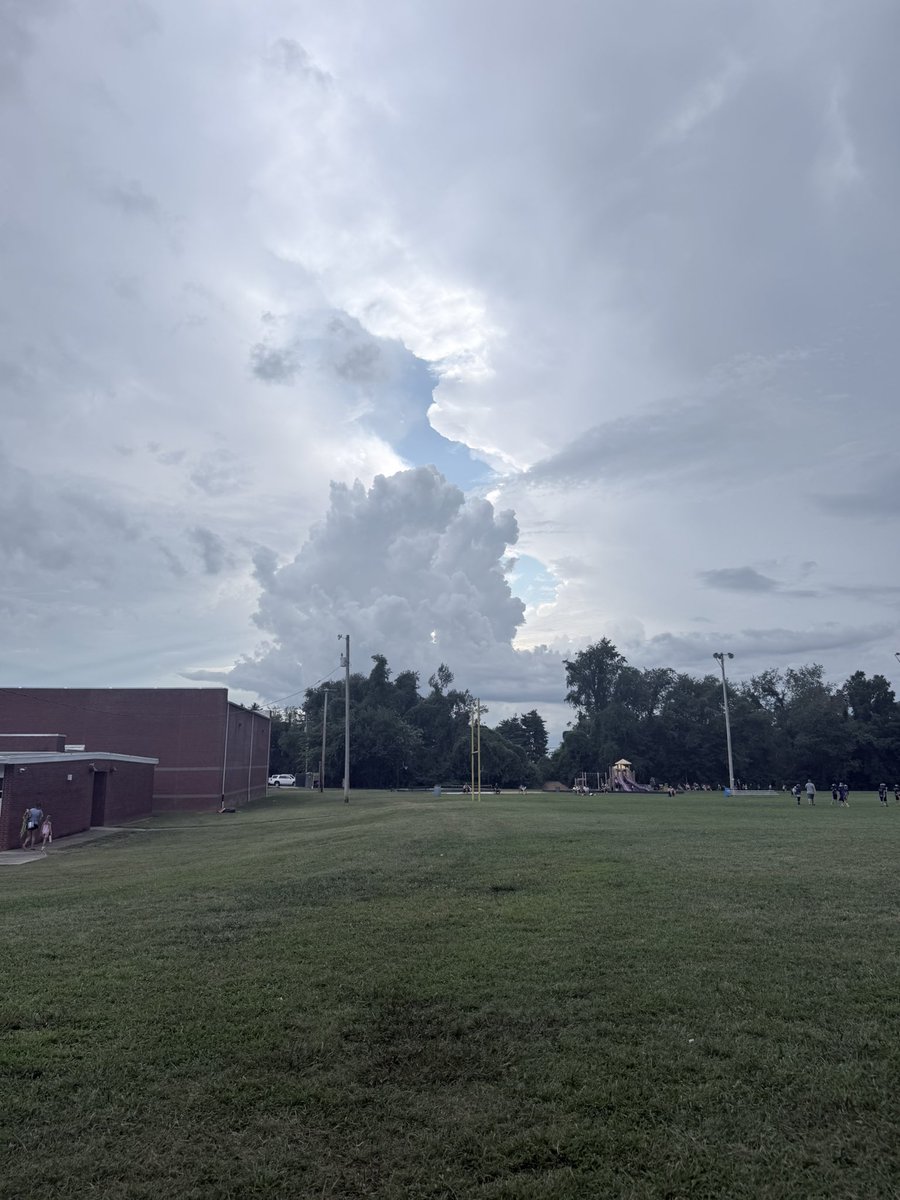 ShelbyWx_'s tweet photo. My view currently here at football practice (off 480 in Bullitt County) 💖🌩️ #kywx #cloudwatchin #footballdays
@NWSLouisville @MarcWeinbergWX @BryceJonesWx @I65WxSils @Kentucky_WX @tystorm101 https://t.co/RcElENU4Rs